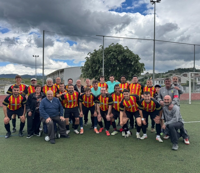 FC Calldetenes ret homenatge als campions de lliga de la temporada 1994/95.Aquest dissabte, el FC Calldetenes va retre un emotiu homenatge als jugadors que fa 31 anys (Temporada 1994-1995) van conquerir el títol de campions de 3a Regional, l’últim cop que l’entitat va celebrar un ascens de lliga.Abans de l’inici del partit, els integrants d’aquella històrica plantilla van ser rebuts amb un passadís d’honor per part de l’actual equip.La plantilla campiona, encapçalada pel president Joan Cabanas i la Carme Torner, estava formada per:
Gregori Parra (entrenador), Vili (delegat), Joan Creus (capità), Lluís Bassas, Àngel Campàs, Jesús Fernandez, Sendo Ruaix, Xevi Sala ,Jordi Vilalta, David Solà, Jordi Parcerisa, Jordi Teulats, Manel Corominas, Jordi Pamplona, Paco Valero, Pitu Segalès, Jordi Lopez, Joan Morfulleda, Sergi Ruiz i Joaquim Quintana.També van formar part de l’equip Lluís Salès (segon entrenador), Miki Comerma (delegat) i Pere Sala (massatgista).Un merescut homenatge a aquells que van escriure una de les pàgines més glorioses de la història recent del club.#orgullcalldetenenc