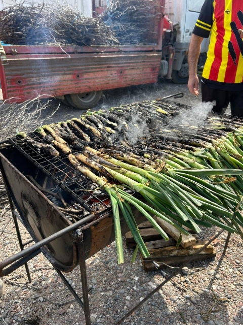 Gran jornada a la calçotada del FC Calldetenes! 🔥 🔥Aquest passat diumenge vam gaudir d’una calçotada molt especial, amb molt bon ambient i, sobretot, amb un menjar excel·lent. No hi van faltar els calçots amb una salsa boníssima, la botifarra, les mongetes i la cansalada feta per en Viñas, i tot en quantitat més que suficient perquè tothom pogués repetir i acabar amb un bon gust de boca (i també amb cafès i postres incloses! 😋).Des de la junta volem agrair a tothom qui hi va participar i va fer possible la jornada. Tot i això, ens hagués agradat comptar amb una mica més de participació per part dels equips del club.Seguirem treballant per continuar organitzant activitats que reforcin l’entitat i el sentiment de club! ⚽Gràcies a tots i totes! Seguim!#orgullcalldetenenc
