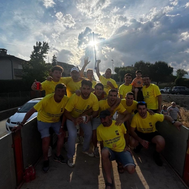 El FC Calldetenes celebra els èxits de la temporada amb una gran Rua de Campions.Aquest dissabte vam viure una tarda plena d’alegria, emoció i orgull amb la Rua de Campions del FC Calldetenes. Jugadors, jugadores, entrenadors, famílies, socis i aficionats vam omplir els carrers del poble per celebrar els èxits aconseguits durant aquesta temporada i compartir-los amb tota la gent que forma part del nostre club.La rua encapçalada per els jugadors del primer equip també va comptar amb la participació dels equips de futbol base: el el benjami s10 A i el cadet s16. Durant una hora i mitja es va caminar per els carrers del poble al ritme de la música.Gràcies a tothom qui hi va participar i va fer possible una celebració tan especial.Visca el FC Calldetenes! 💛❤️#orgullcalldetenenc