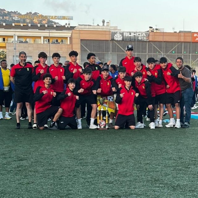 Tercer lloc del Cadet s15 al torneig @travelsportssanjaime de Lloret disputat durant tota la setmana santa. Derrota a semifinals davant una selecció de jugadors de Colòmbia. Un torneig internacional amb equips italians, de Malta, Luxenburg i uns dies de sol i futbol ben emocionants.Gran feina! Enhorabona! 💪🏻🔝#orgullcalldetenenc