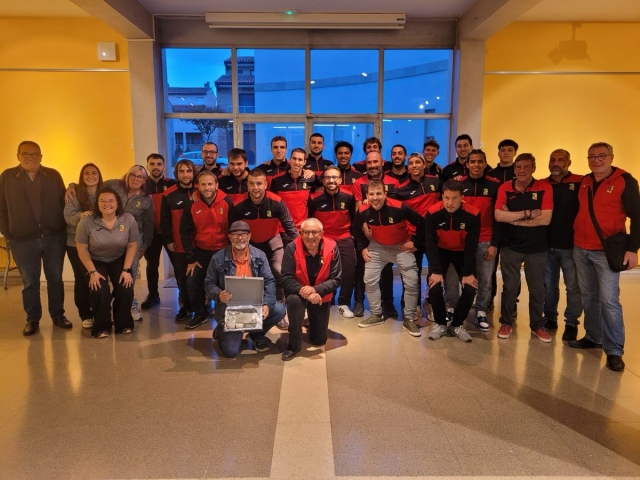 Rebuda institucionalDijous 14 de maig el vespre a l’Ajuntament de Calldetenes es va fer la rebuda institucional del Primer Equip en motiu de l’ascens a Tercera Catalana, una fita molt meritòria que culmina una gran temporada esportivaL’acte, celebrat a la sala de plens de l’ajuntament, va comptar amb la presència de jugadors, cos tècnic, junta directiva i representants municipals.Durant la recepció, l’alcalde i el regidor d’esports han volgut reconèixer públicament l’esforç, el compromís i la feina feta pel club al llarg de la temporada, i de tots aquest anys, així com la tasca social i formativa que desenvolupen, i que són mirall per tot el poble.L’Alcalde va explicar, que ben aviat, s’aprovarà el projecte de remodelació dels camps de gespa de la zona esportiva municipal, prevista per aquest estiu.Com a record d’aquesta jornada tant especial, l’alcalde ha obsequiat al club amb una placa commemorativa, i el president del FC Calldetenes ha signat el llibre d’honor de l’Ajuntament, conjuntament amb tot l’staff tècnic i jugadors, deixant constància d’un èxit esportiu que ja forma part de la història del municipi.Des del FC Calldetenes volem donar les gràcies a l’Ajuntament de Calldetenes per aquest bonic detall.#orgullcalldetenenc