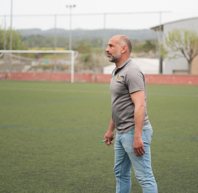 RENOVACIÓ | “Xesco” Gallego @xescovic continuarà al capdavant del Primer Equip a Tercera Catalana.Francesc Gallego “Xesco” va arribar al club ara fa quatre temporades i, des del primer dia, ha estat una peça clau en el creixement esportiu i humà del grup.Amb treball, compromís i molta passió pels nostres colors, ha liderat un projecte que aquesta temporada ha culminat amb el campionat de lliga i l’històric ascens a 3a Catalana.Seguim caminant junts.
Seguim creixent.
Seguim fent club.Moltes gràcies, Xesco! 💛❤️#OrgullCalldetenenc