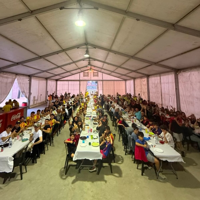 Sopar de Final de TemporadaEl FC Calldetenes va celebrar dissabte el tradicional Sopar de Final de Temporada, una gran festa que va reunir 260 assistents entre jugadors, jugadores, famílies, entrenadors i Junta Directiva. La jornada va començar amb una rua de celebració pels èxits aconseguits durant la temporada, destacant la lliga i l’ascens del primer equip a Tercera Catalana, així com les fites assolides per la resta d’equips del club.Després de la rua, els assistents van gaudir d’un sopar amb macarrons amb salsitxes, postres, pa, vi, aigua i cafè. La vetllada va incloure els parlaments dels representants de cada equip, sortejos entre tots els assistents, alguna sorpresa especial i música de fi de festa per celebrar l’esforç, els èxits i els bons moments compartits durant l’any.🟡🔴 seguim!#orgullcalldetenenc