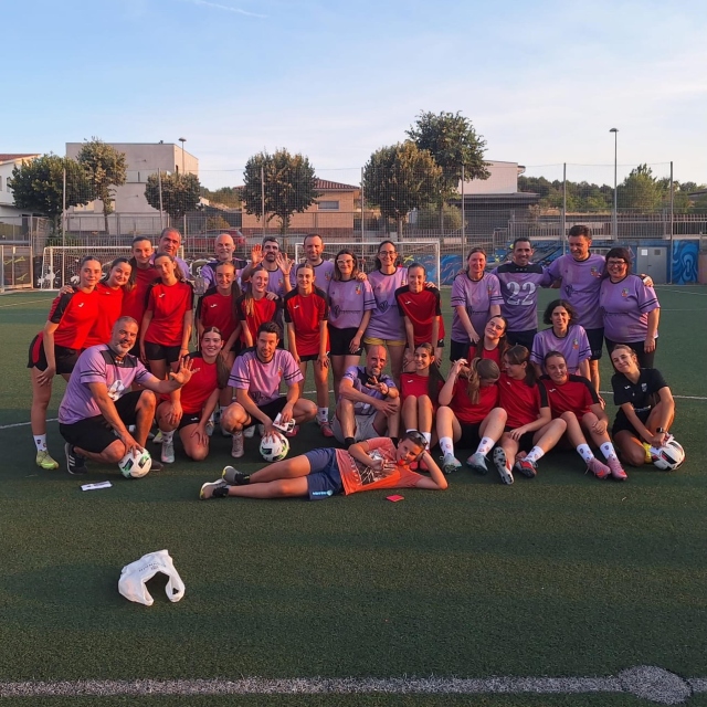 ☀️ Tanquem la temporada 2025-2026! ⚽🟡🔴El passat dijous vam viure l’últim entrenament de la temporada, amb moments tan especials com els tradicionals partits de mares i pares contra jugadores i jugadors que van disputar equips com el Cadet Femení i el Prebenjamí A.Ara toca descansar i gaudir de l’estiu abans de tornar-hi... dates de retorn previstes:📅 18 d’agost → Inici del 3a Catalana
📅 Última setmana d’agost → Equips de Futbol 11
📅 Primera setmana de setembre → Equips de Futbol 7Gràcies a tots els que heu format part d’aquesta gran temporada. ❤️💛Bon estiu! Ens retrobem ben aviat!#FCCalldetenes #orgullcalldetenenc