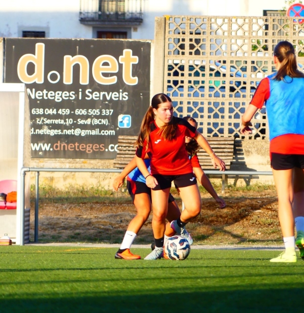 El FC Calldetenes ja està en marxa!La nova temporada ja ha començat per al FC Calldetenes. Durant aquests dies, tots els equips del club inicien els entrenaments amb la mirada posada en una nova temporada plena d’il·lusió i nous reptes.Aquest inici, però, està sent una mica diferent del que és habitual. Les obres del camp de futbol de Calldetenes han començat pràcticament aquesta setmana, fet que ha obligat el club a buscar alternatives i organitzar els entrenaments en diferents punts de la comarca.No és l’inici més fàcil, però sí una mostra del compromís de jugadors, famílies, entrenadors i club per continuar fent créixer el FC Calldetenes.Comença una nova temporada, i ho fem amb més ganes que mai.Visca el FC Calldetenes! 💛❤️Fotos: Cadet Femení entrenant a les instal·lacions del Seva.#orgullcalldetenenca