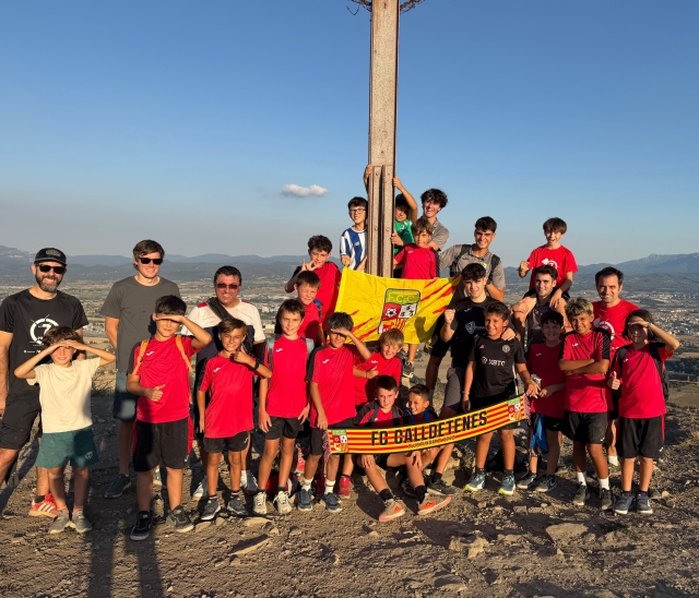 Camí cap a la Creu de GurbAquest dimarts, els equips Aleví S11 A i Aleví S12 A van canviar el camp de futbol pel camí i van aprofitar l’horari d’entrenament per fer una activitat diferent: pujar fins a la Creu de Gurb.Amb les obres del camp de Calldetenes en marxa, els nostres equips continuen buscant alternatives per mantenir-se actius i preparar la temporada. Una bona manera de compartir una estona tots junts fent pinya mentre esperem tornar a casa! 💛❤️#orgullcalldetenenc
