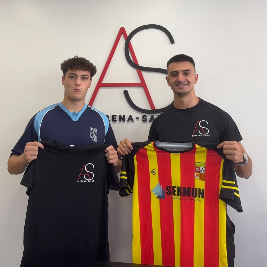 🔴🟡 NOU PATROCINADOR | ENTRENA SALUT 🔴🟡Avui tenim el plaer de presentar Entrena Salut, que aquesta temporada formarà part del FC Calldetenes com a servei de fisioteràpia del primer equip de 4a Catalana i del Juvenil. 💪⚽️Al capdavant d’Entrena Salut hi trobem Aleix Segalés, que, a més de ser el responsable del centre, coneix molt bé el club… va ser jugador del FC Calldetenes! ❤️💛Ens fa especial il·lusió comptar amb algú que ha format part de la nostra història i que ara torna al club per ajudar-nos des d’una altra vessant, cuidant i acompanyant els nostres jugadors durant tota la temporada.🤝 Gràcies, Aleix i Entrena Salut, per confiar en el projecte i formar part d’aquesta nova etapa!FC Calldetenes x Entrena Salut
🩺⚽️ Cuidem els nostres, dins i fora del camp.#orgullcalldetenenc